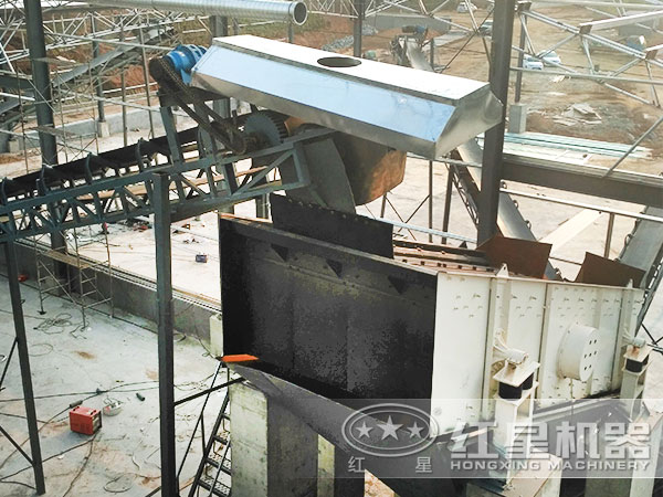 湖南某豆石破碎加工現(xiàn)場:帶振動(dòng)篩、輸送帶 湖南某豆石破碎加工現(xiàn)場:帶振動(dòng)篩、輸送帶