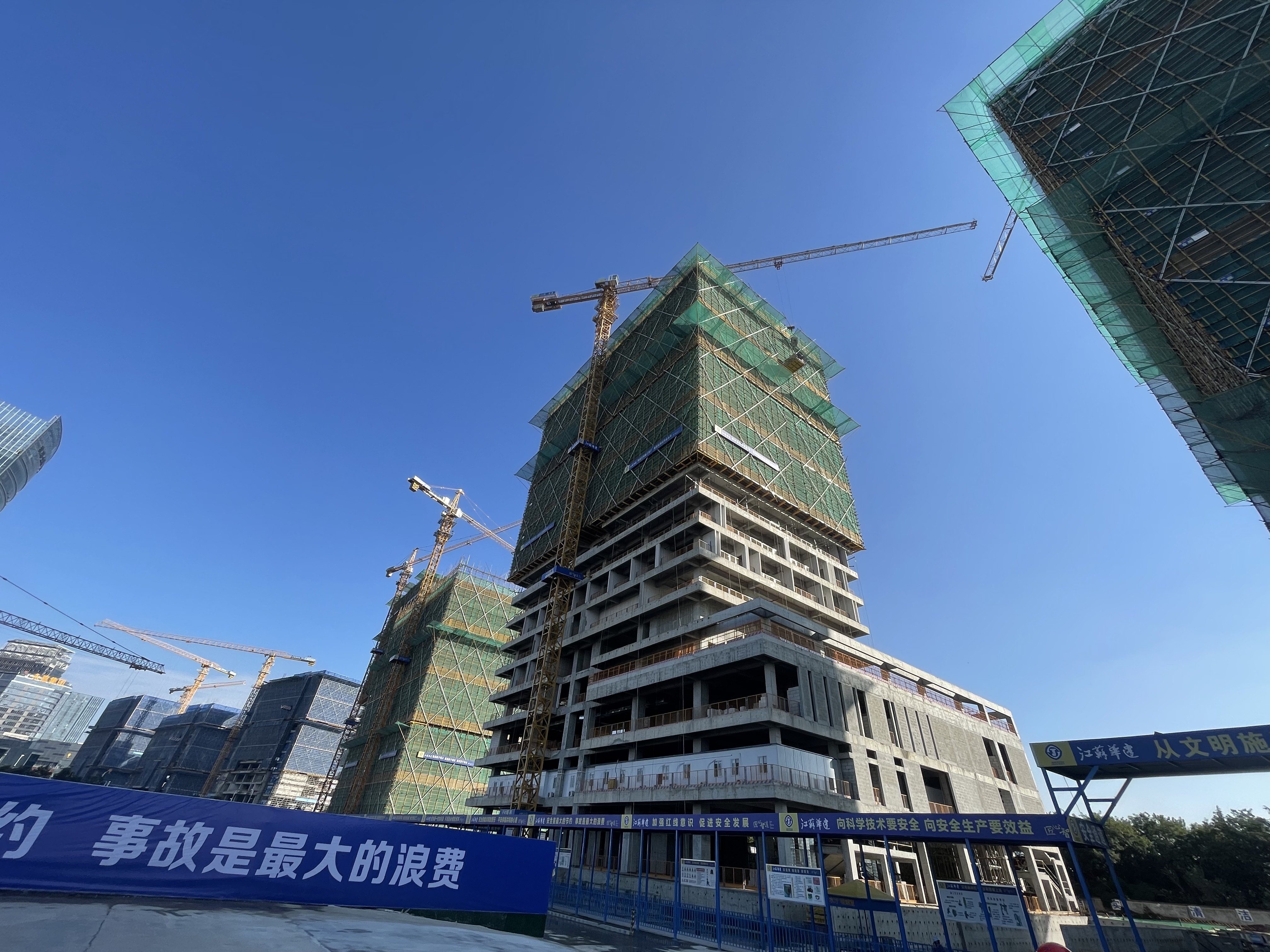 徐州市市委書記一行調(diào)研考察我司淮海金融服務(wù)中心項(xiàng)目.jpg